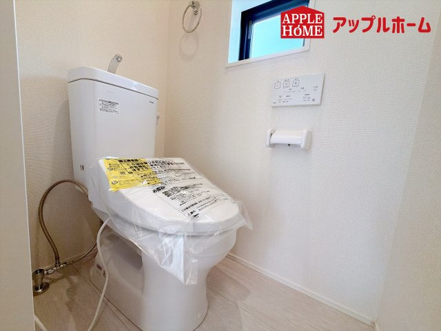 [新築住宅] さいたま市北区奈良町 11期 全2棟のトイレ|温水洗浄器付き便座を標準装備してます♪窓付きで明るく、快適空間となっております。毎日使う場所だからこその配慮です。