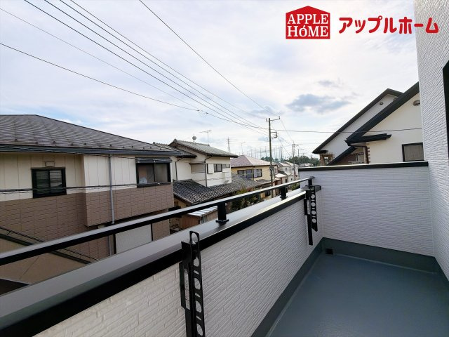 [新築住宅] さいたま市北区奈良町 11期 全2棟のバルコニー|奥行を広めに取ったバルコニー♪家族分の洗濯物もしっかり干せます。日当たりも良く、毎日のお洗濯が楽しくなりそう♪