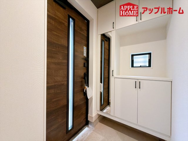 [新築住宅] さいたま市北区奈良町 11期 全2棟の玄関|明るくて清潔感溢れる玄関。便利な姿見鏡＆下駄箱収納付きです♪散らかりがちな玄関もすっきりと片付きます。
