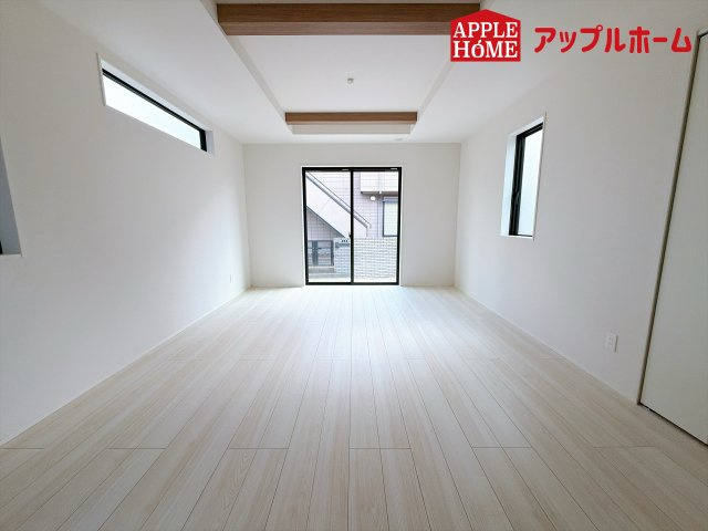 [新築住宅] さいたま市北区奈良町 11期 全2棟の居間・リビング|大きな窓のあるリビングは、陽光あふれる明るい空間です。居心地良く、ご家族皆がゆったり寛げる憩いの空間となりそうです。