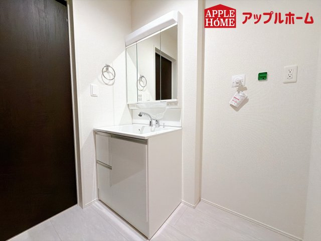 [新築住宅] さいたま市北区奈良町 11期 全2棟の洗面所|三面鏡付きの洗面化粧台ですので、たっぷりと収納いただけます。白を基調とした清潔感のある快適空間です。毎日の身支度も気持ち良くお使い頂けます！！