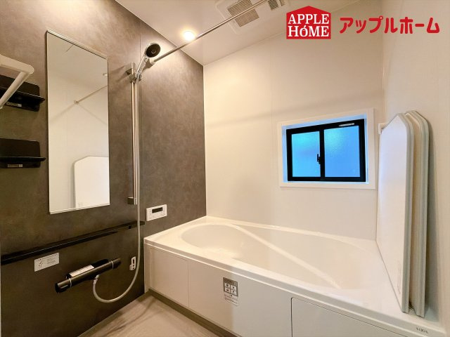 [新築住宅] さいたま市北区奈良町 11期 全2棟の浴室|窓付きのバスルームは、採光もあり明るく気持ちの良い空間です。窓があることで、換気環境も良好。掃除もスムーズに出来ます