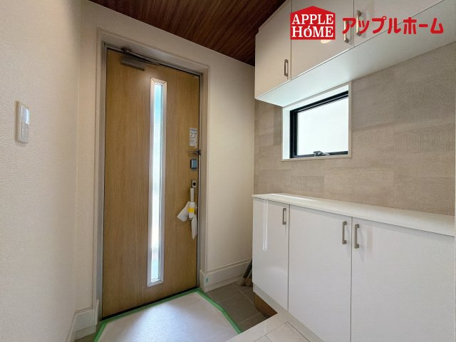 [新築住宅] さいたま市北区植竹町1丁目 全2棟の玄関|ご家族皆様の靴やお手入れ用品を収納できる収納棚を設置！お家に出会う人々を迎える玄関だからこそ、常に整理整頓しておきたいですね♪