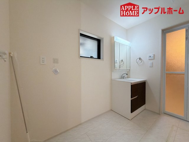 [新築住宅] さいたま市北区植竹町1丁目 全2棟の独立洗面台|ゆとりの洗面スペースで朝の身支度も快適スムーズに。３面鏡で髪のセットやお化粧もストレスなくこなせます。