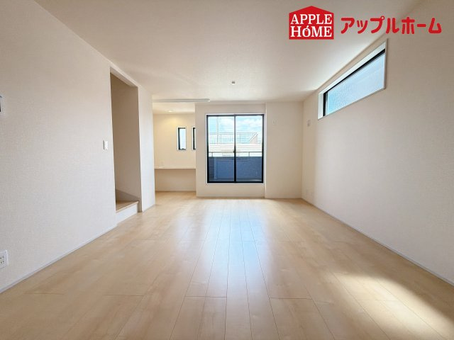 [新築住宅] さいたま市北区植竹町1丁目 全2棟の居間・リビング|大空間リビングは毎日家族が笑顔で生活する空間であるリビング。広さと明るさには拘ってほしい空間です。