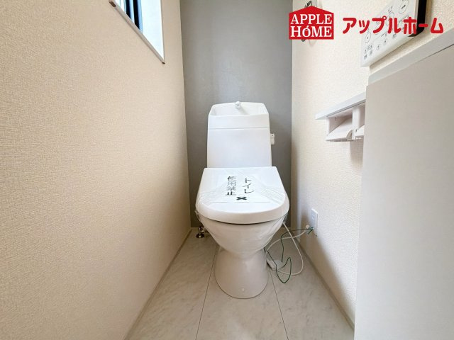 [新築住宅] さいたま市北区植竹町1丁目 全2棟のトイレ|温水洗浄器付き便座を標準装備してます♪窓付きで明るく、快適空間となっております。毎日使う場所だからこその配慮です。