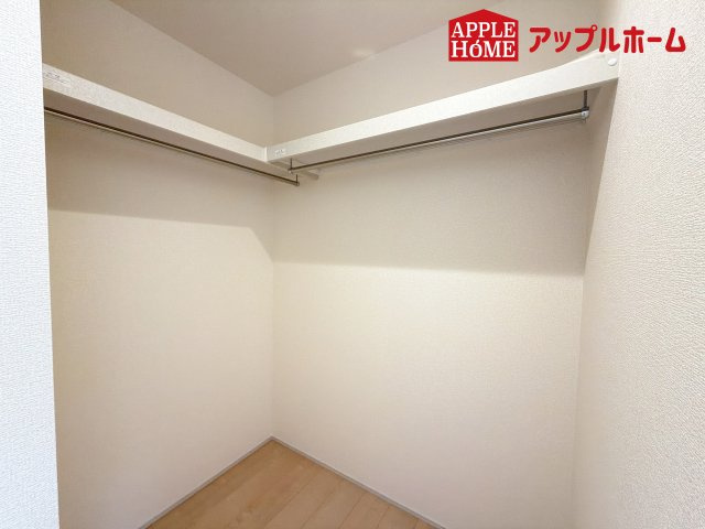 [新築住宅] さいたま市北区植竹町1丁目 全2棟の収納|お洋服を大切にされる方に大変喜ばれる、ウォークインクローゼット。お洋服以外にも掃除機やスーツケースなどを一箇所に集約できるのは魅力ですね！扉が一箇所ですので、お部屋の見た目にもスッキリ！