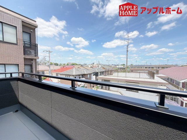 [新築住宅] さいたま市北区植竹町1丁目 全2棟のバルコニー|家族分の洗濯物もしっかり干せます。日当たりも良く、毎日のお洗濯が楽しくなりそう♪お布団は手軽に干せていつもポカポカに☆
