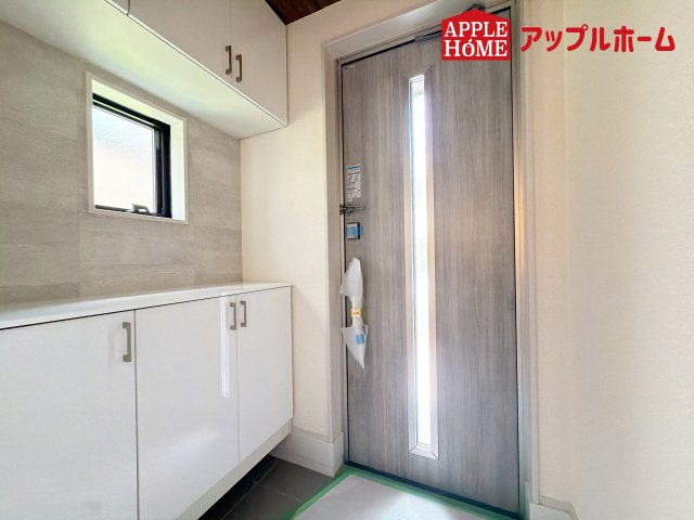 [新築住宅] さいたま市北区植竹町1丁目 全2棟の玄関|住まう人も来客も入った時にワクワクさせてくれるオシャレな玄関♪収納もたっぷりあるので、靴がたくさんあっても安心！