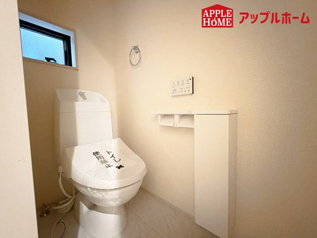 [新築住宅] さいたま市北区植竹町1丁目 全2棟のトイレ|温水洗浄器付き便座を標準装備してます♪窓付きで明るく、快適空間となっております。毎日使う場所だからこその配慮です。