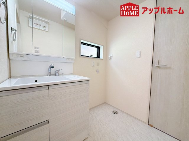 [新築住宅] さいたま市北区植竹町1丁目 全2棟の独立洗面台|ゆとりの洗面スペースで朝の身支度も快適スムーズに。３面鏡で髪のセットやお化粧もストレスなくこなせ、朝から気分良く通勤通学に向かえそうですね！