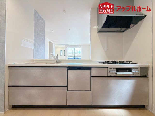 [新築住宅] さいたま市北区植竹町1丁目 全2棟のキッチン|リビング・ダイニングで過ごすご家族を見守りながら作業が可能な対面式のキッチン。