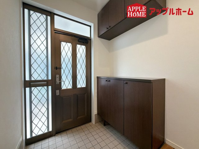 [中古住宅] 上尾市中妻5丁目の玄関|住まう人も来客も入った時にワクワクさせてくれるオシャレな玄関♪収納もたっぷりあるので、靴がたくさんあっても安心！