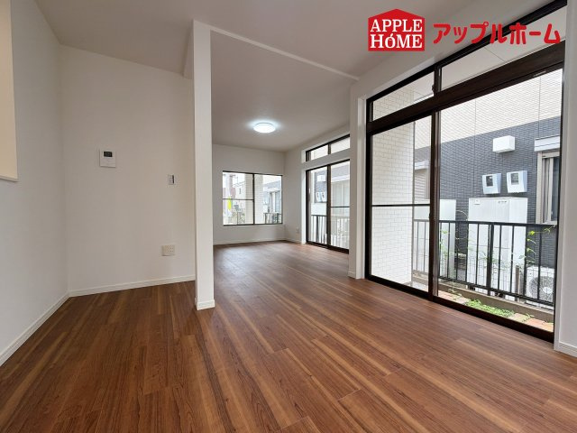 [中古住宅] 上尾市中妻5丁目の居間・リビング|窓から差し込む光で家族を温かく包み込みます。明るいリビングで子育てする喜びを☆いつでも見学可能です！