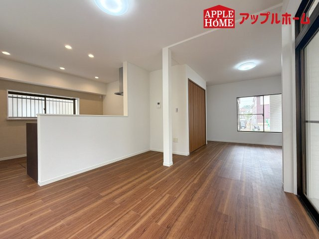 [中古住宅] 上尾市中妻5丁目の居間・リビング|広々リビング×対面キッチンで家族の会話も弾みます♪家族団らんの秘訣は間取りにあり☆夢のマイホームを一緒に叶えましょう！