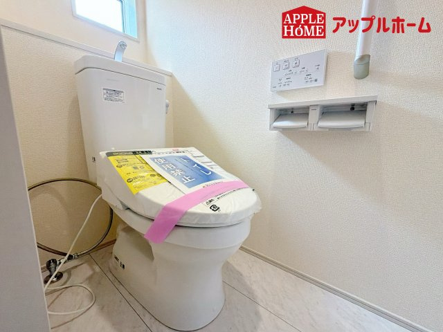 [新築住宅] さいたま市見沼区東大宮3丁目 3期 全1棟のトイレ|白を基調とした清潔感のある明るい空間。温水洗浄便座付きで、毎日快適・清潔に使用できます。操作しやすい壁面リモコンを採用しています。