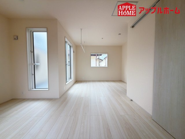 [新築住宅] さいたま市見沼区東大宮3丁目 3期 全1棟の洋室|充分な広さの収納を備え、風通しも良く、大変居心地の良い採光良好な洋室は、快適空間。プライベートの時間もゆったりお寛ぎ頂けそうですね！