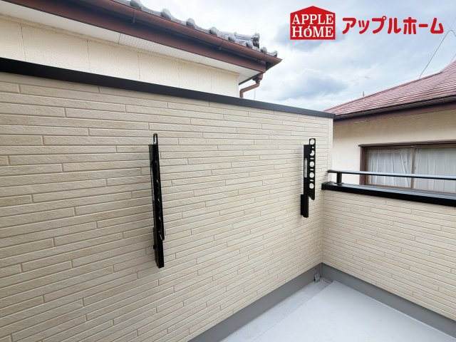 [新築住宅] さいたま市見沼区東大宮3丁目 3期 全1棟のバルコニー|家族分の洗濯物もしっかり干せます。日当たりも良く、毎日のお洗濯が楽しくなりそう♪お布団は手軽に干せていつもポカポカに☆