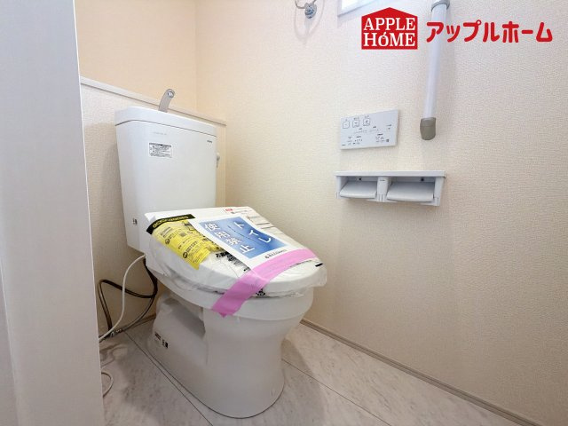 [新築住宅] さいたま市見沼区東大宮3丁目 3期 全1棟のトイレ|白を基調とした清潔感のある明るい空間。温水洗浄便座付きで、毎日快適・清潔に使用できます。操作しやすい壁面リモコンを採用しています。