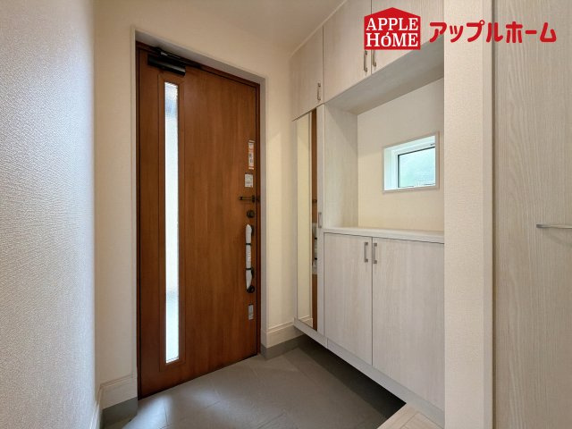[新築住宅] さいたま市見沼区東大宮3丁目 3期 全1棟の玄関|ご家族皆様の靴やお手入れ用品を収納できる収納棚を設置！お家に出会う人々を迎える玄関だからこそ、常に整理整頓しておきたいですね♪