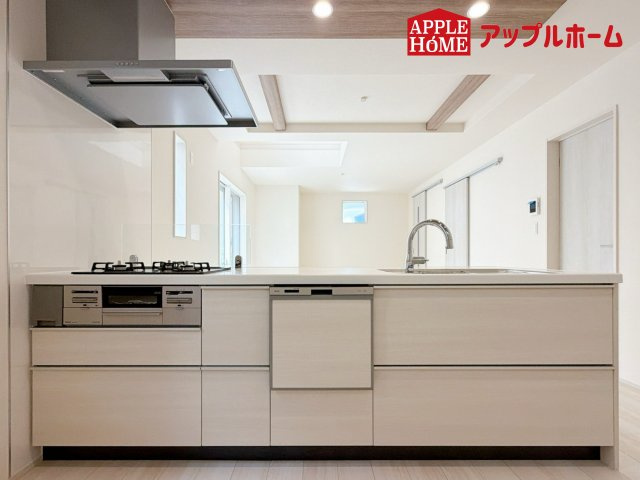 [新築住宅] さいたま市見沼区東大宮3丁目 3期 全1棟のキッチン|見栄えもよくお手入れもスムーズに出来ます。豊富な収納力もございますので、キッチンスペースをスッキリとお使い頂けそうです。