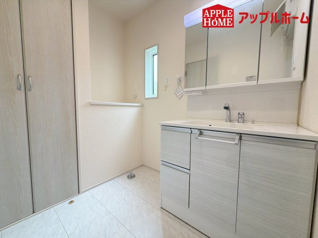 [新築住宅] さいたま市見沼区東大宮3丁目 3期 全1棟の独立洗面台|三面鏡付きの洗面化粧台ですので、たっぷりと収納いただけます。白を基調とした清潔感のある快適空間です。毎日の身支度も気持ち良くお使い頂けます！！