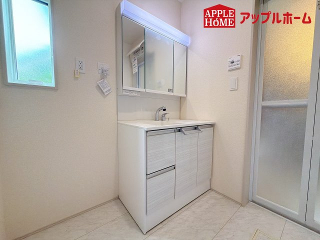 [新築住宅] さいたま市見沼区東大宮3丁目 3期 全1棟の独立洗面台|鏡の裏に歯ブラシや化粧水、整髪料など小物を隠して収納でき、生活感を出さずに綺麗な空間に保てます。また、左右の鏡を動かすことで横や後ろ向きの姿をチェックできるのも嬉しいポイントです