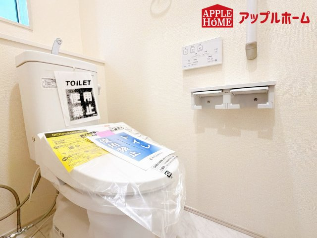 [新築住宅] さいたま市南区白幡6丁目 全3棟のトイレ|白を基調とした清潔感のある明るい空間。温水洗浄便座付きで、毎日快適・清潔に使用できます。操作しやすい壁面リモコンを採用しています。