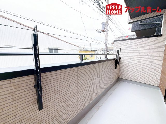 [新築住宅] さいたま市南区白幡6丁目 全3棟のバルコニー|家族分の洗濯物もしっかり干せます。日当たりも良く、毎日のお洗濯が楽しくなりそう♪お布団は手軽に干せていつもポカポカに☆