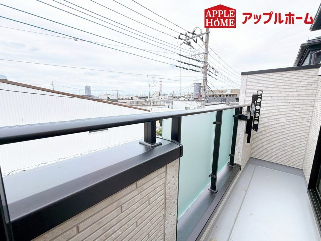 [新築住宅] さいたま市南区白幡6丁目 全3棟のバルコニー|家族分の洗濯物もしっかり干せます。日当たりも良く、毎日のお洗濯が楽しくなりそう♪お布団は手軽に干せていつもポカポカに☆
