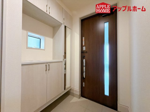 [新築住宅] さいたま市南区白幡6丁目 全3棟の玄関|住まう人も来客も入った時にワクワクさせてくれるオシャレな玄関♪収納もたっぷりあるので、靴がたくさんあっても安心！