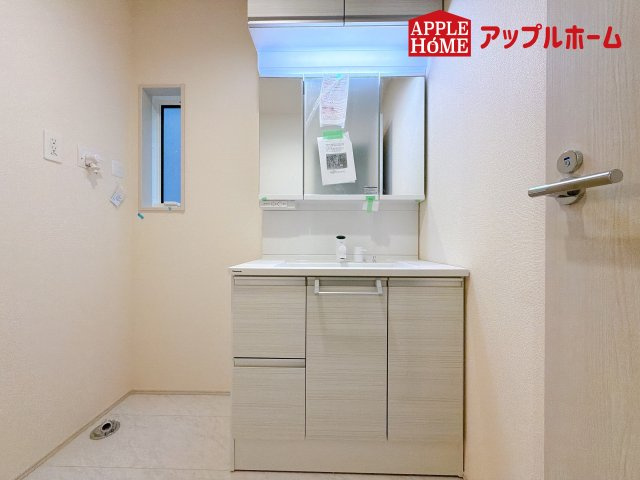 [新築住宅] さいたま市南区白幡6丁目 全3棟の独立洗面台|ゆとりの洗面スペースで朝の身支度も快適スムーズに。３面鏡で髪のセットやお化粧もストレスなくこなせ、朝から気分良く通勤通学に向かえそうですね！鏡の裏にはたっぷりと収納スペースを標準装備