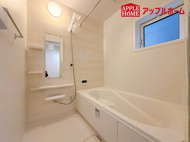 [新築住宅] さいたま市南区白幡6丁目 全3棟の浴室|窓付きのバスルームは、採光もあり明るく気持ちの良い空間です。窓があることで、換気環境も良好。掃除もスムーズに出来ます