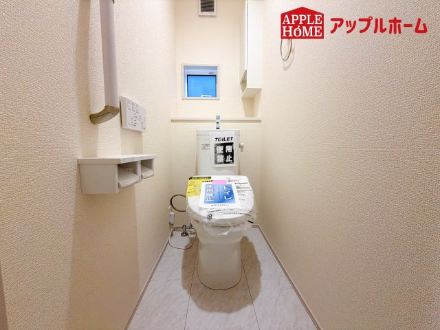 [新築住宅] さいたま市南区白幡6丁目 全3棟のトイレ|白を基調とした清潔感のある明るい空間。温水洗浄便座付きで、毎日快適・清潔に使用できます。操作しやすい壁面リモコンを採用しています。