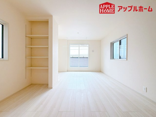 [新築住宅] さいたま市南区白幡6丁目 全3棟の居間・リビング|窓から差し込む光で家族を温かく包み込みます。明るいリビングで子育てする喜びを☆いつでも見学可能です！