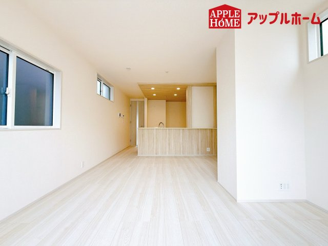 [新築住宅] さいたま市南区白幡6丁目 全3棟の居間・リビング|１日の長い時間を過ごす大切なリビングだから、広さ日当たりとことんこだわりましょう♪ぜひこの空間を実際にご体感ください！