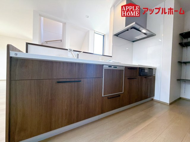 [新築住宅] さいたま市南区根岸三丁目 全4区画のキッチン|見栄えもよくお手入れもスムーズに出来ます。豊富な収納力もございますので、キッチンスペースをスッキリとお使い頂けそうです。