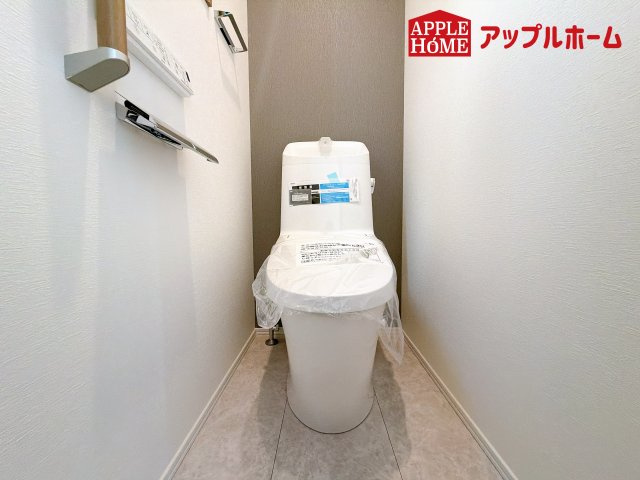 [新築住宅] さいたま市南区根岸三丁目 全4区画のトイレ|白を基調とした清潔感のある明るい空間。温水洗浄便座付きで、毎日快適・清潔に使用できます。操作しやすい壁面リモコンを採用しています。