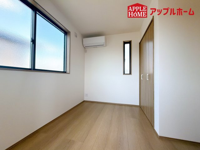 [新築住宅] さいたま市南区根岸三丁目 全4区画の洋室|白を基調とした清潔感のある明るい空間。温水洗浄便座付きで、毎日快適・清潔に使用できます。操作しやすい壁面リモコンを採用しています。