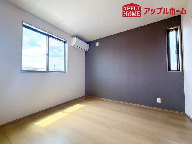 [新築住宅] さいたま市南区根岸三丁目 全4区画の洋室|白を基調とした清潔感のある明るい空間。温水洗浄便座付きで、毎日快適・清潔に使用できます。操作しやすい壁面リモコンを採用しています。