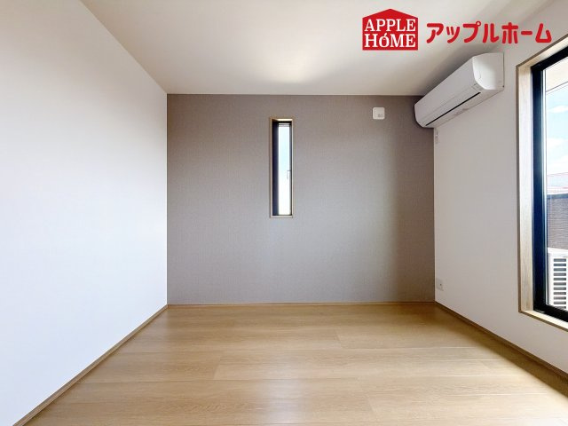 [新築住宅] さいたま市南区根岸三丁目 全4区画の洋室|白を基調とした清潔感のある明るい空間。温水洗浄便座付きで、毎日快適・清潔に使用できます。操作しやすい壁面リモコンを採用しています。