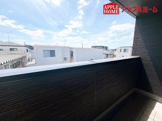 [新築住宅] さいたま市南区根岸三丁目 全4区画のバルコニー|家族分の洗濯物もしっかり干せます。日当たりも良く、毎日のお洗濯が楽しくなりそう♪お布団は手軽に干せていつもポカポカに☆