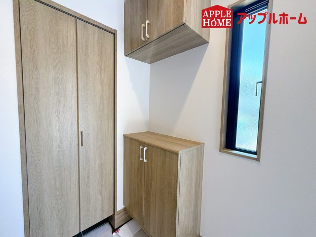 [新築住宅] さいたま市南区根岸三丁目 全4区画の玄関|住まう人も来客も入った時にワクワクさせてくれるオシャレな玄関♪収納もたっぷりあるので、靴がたくさんあっても安心！