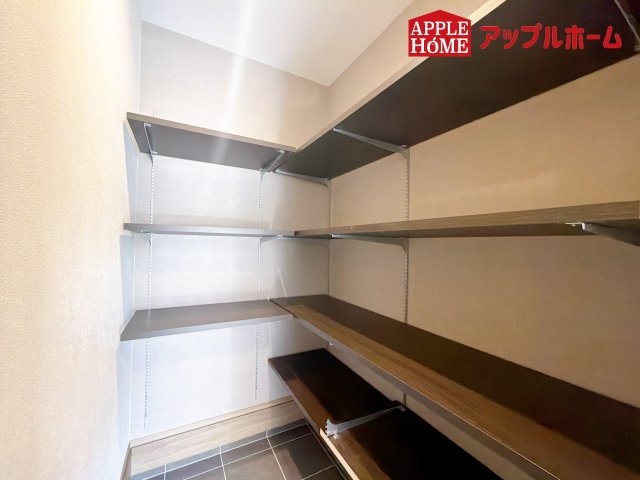 [新築住宅] さいたま市南区根岸三丁目 全4区画の玄関|明るく清潔感のある玄関でお客様を迎えるスペースをパッと明るい印象に！大容量の収納力で大家族の履物もすっきり収納できます♪
