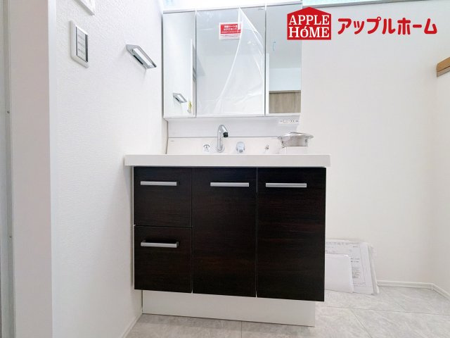 [新築住宅] さいたま市南区根岸三丁目 全4区画の独立洗面台|ゆとりの洗面スペースで朝の身支度も快適スムーズに。３面鏡で髪のセットやお化粧もストレスなくこなせ、朝から気分良く通勤通学に向かえそうですね！鏡の裏にはたっぷりと収納スペースを標準装備