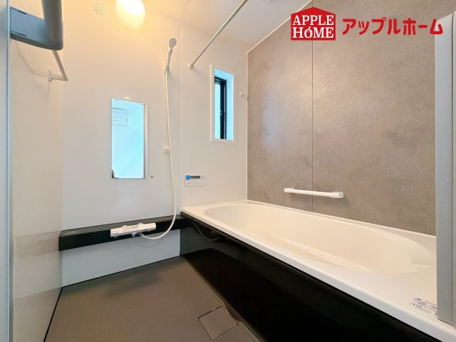 [新築住宅] さいたま市南区根岸三丁目 全4区画の浴室|窓付きのバスルームは、採光もあり明るく気持ちの良い空間です。窓があることで、換気環境も良好。掃除もスムーズに出来ます