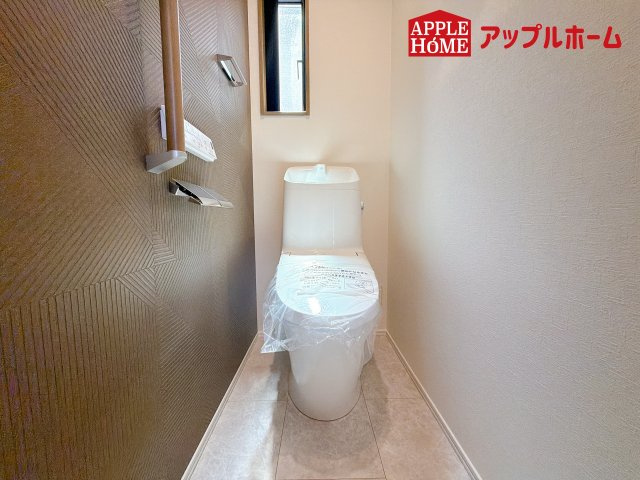 [新築住宅] さいたま市南区根岸三丁目 全4区画のトイレ|白を基調とした清潔感のある明るい空間。温水洗浄便座付きで、毎日快適・清潔に使用できます。操作しやすい壁面リモコンを採用しています。