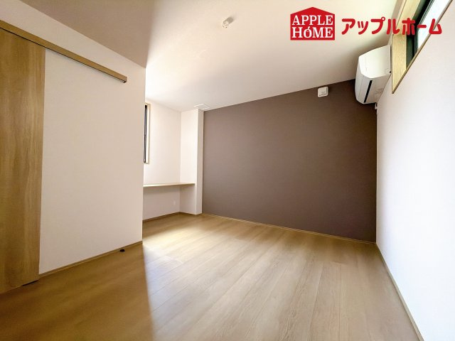 [新築住宅] さいたま市南区根岸三丁目 全4区画の洋室|白を基調とした清潔感のある明るい空間。温水洗浄便座付きで、毎日快適・清潔に使用できます。操作しやすい壁面リモコンを採用しています。