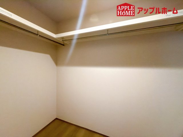 [新築住宅] さいたま市南区根岸三丁目 全4区画の収納|お洋服を大切にされる方に大変喜ばれる、ウォークインクローゼット。お洋服以外にも掃除機やスーツケースなどを一箇所に集約できるのは魅力ですね！扉が一箇所ですので、お部屋の見た目にもスッキリ！