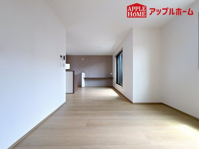 [新築住宅] さいたま市南区根岸三丁目 全4区画の居間・リビング|窓から差し込む光で家族を温かく包み込みます。明るいリビングで子育てする喜びを☆いつでも見学可能です！
